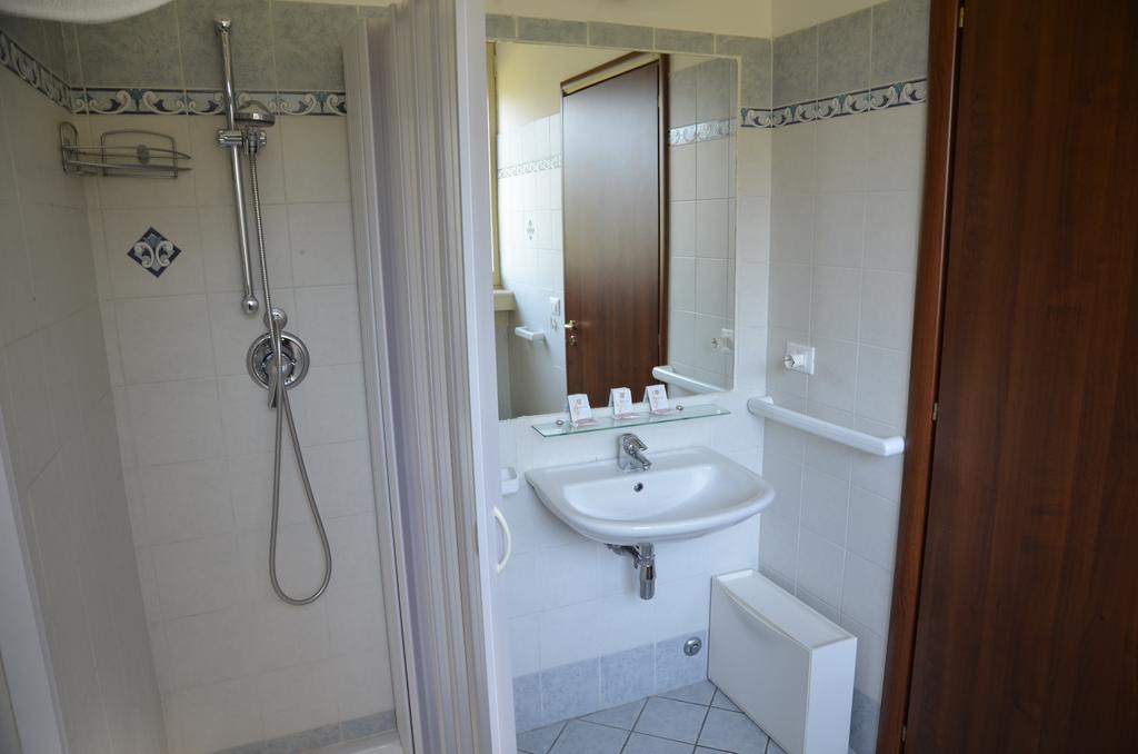 Casa Per Ferie Cardinal G. Guarino Bed and Breakfast Rome Kamer foto