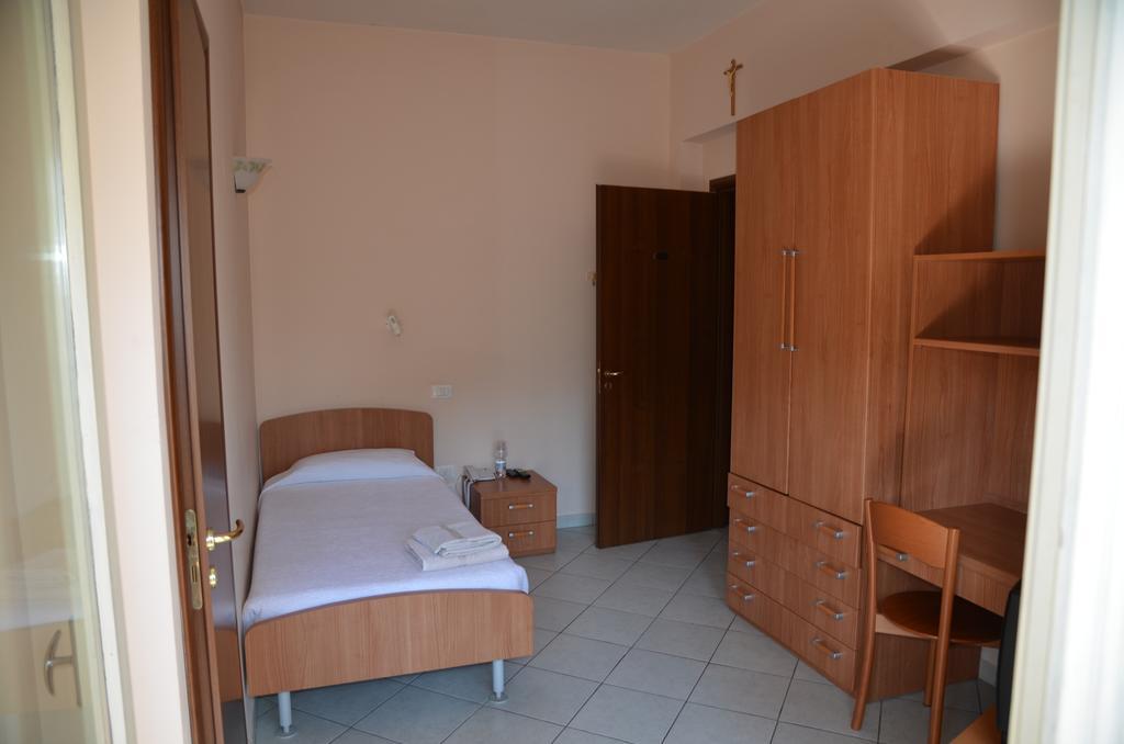 Casa Per Ferie Cardinal G. Guarino Bed and Breakfast Rome Kamer foto