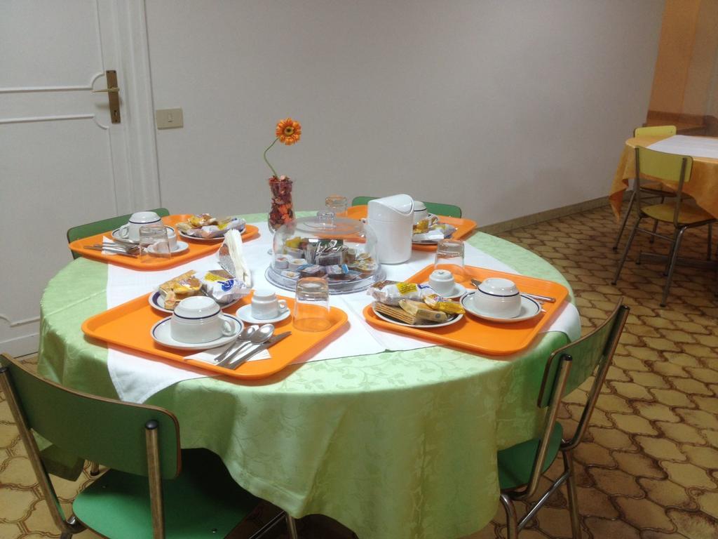 Casa Per Ferie Cardinal G. Guarino Bed and Breakfast Rome Buitenkant foto